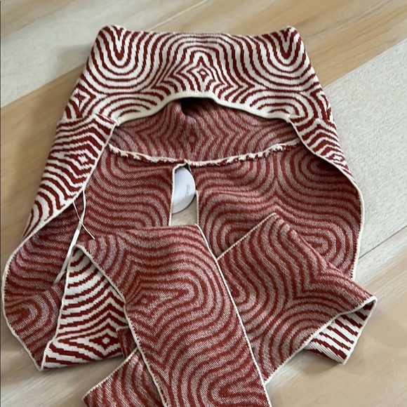 Geometric Patterned Scarf/Neck Guard - Picture 5 of 6